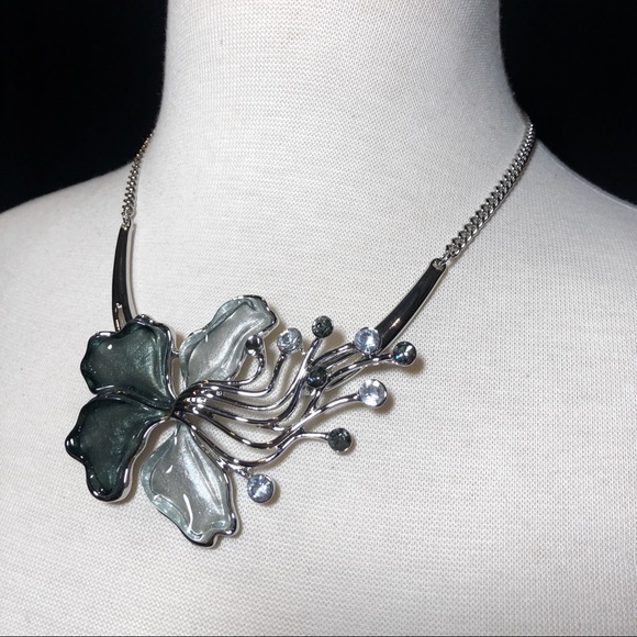 Black Grey Abstract Flower Necklace Earrings Set - Picture 2 of 3